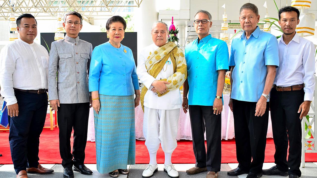บวงสรวง ท่านผู้หญิงจรุงจิตต์ ทีขะระ เป็นประธานในพิธีบวงสรวงเพื่อความเป็นสิริมงคลก่อนการแสดงโขน ชุด “พิเภกสวามิภักดิ์” โดยมี พล.ร.อ.สำเภา พลธร, ประเมษฐ์ บุณยะชัย, อนุชา ทีรคานนท์ และ วิชัย รักชาติ มาร่วมในพิธีด้วย ที่ศูนย์วัฒนธรรมแห่งประเทศไทย วันก่อน.