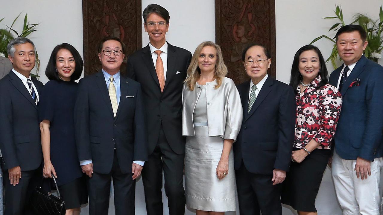 ภูมิใจ ลอเรนโซ กาลานติ ทูตอิตาลี มอบเครื่องราชย์ Commander of the Order of Merit of the Italian Republic ให้แก่ สุทธิธรรม จิราธิวัฒน์ ในฐานะส่งเสริมความร่วมมือระหว่างสอง
ประเทศ โดยมี สุทธิชัย จิราธิวัฒน์ และ ยุวดี จิราธิวัฒน์ มาร่วมในพิธีด้วย ที่บ้านพักทูต วันก่อน.