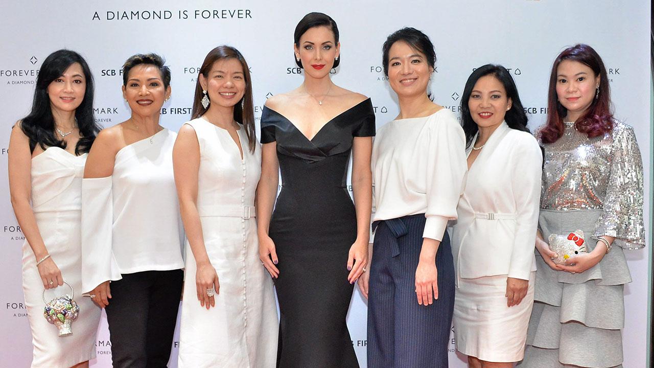 เพชรล้ำค่า - อัญรัตน์ พรประกฤต จัดงาน FOREVERMARK : One in a Million เปิดตัวเครื่องประดับเพชรแบรนด์ฟอร์เอเวอร์มาร์คคอลเลกชันใหม่ โดยมี อรรัตน์ พรประกฤต, รุ่งเพ็ชร พรรณาปยุกต์, ม.ล.ขวัญทิพย์ เทวกุล และ นาตาลี เกลโบวา มาร่วมงานด้วย ที่ยูบิลลี่ ออฟ สยาม วันก่อน.