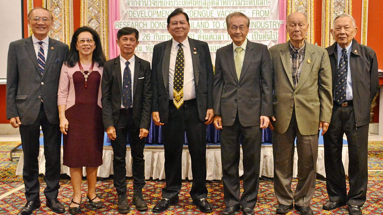 ประชุม - ดร.ต่อพงศ์ วัจนะสวัสดิ์ นายกสมาคมไทยอเมริกัน จัดประชุมใหญ่สามัญประจำปี พร้อมเชิญ ศ.นพ.สุธี ยกส้าน และ นพ.มนูญ ลีเชวงวงศ์ มาบรรยายเรื่องการพัฒนาวัคซีนไข้เลือดออกของไทยสู่อุตสาหกรรมโลก โดยมี ดร.ประทีป ตั้งมติธรรม มาร่วมประชุมด้วย ที่ รร.มณเฑียร วันก่อน.