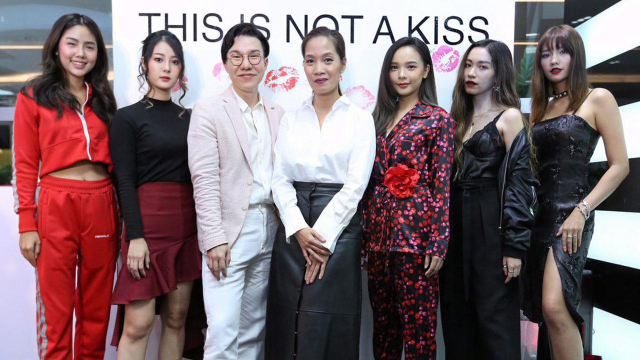 สีสวย - เอส เมรัลด้า อาเบะ และ ปริยวิทย์ สุขตลอดยิ่งขึ้น เปิดตัว “Le Rouge Liquide” ลิควิดลิปสติกสูตรใหม่ล่าสุด 14 เฉดสีจาก Givenchy โดยมี อาชิตา ศิริภิญญานนท์, สิปโปทัย ฉันทะสิริวัฒน์ และ ผลิดา วิกิตเศรษฐ์ มาร่วมงานด้วย ที่ร้าน Sephora ดิ เอ็มควอเทียร์ วันก่อน.