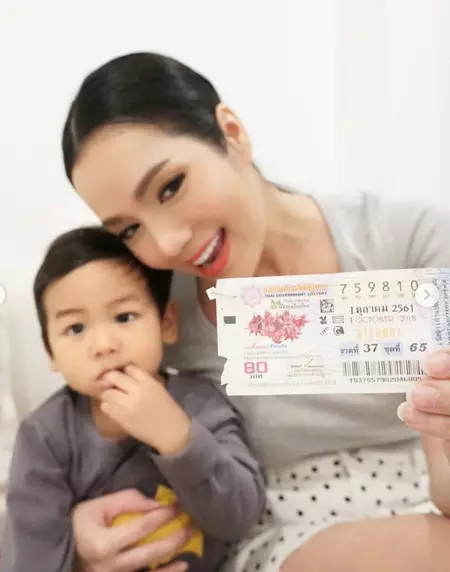 งวดหน้าต้องซื้อตาม อ๋อม ถูกลอตเตอรี่ติดๆ กันหลายงวดแล้ว