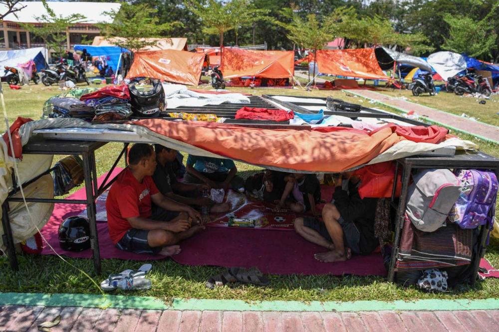 ผู้ประสบภัยต้องสร้างที่หลบภัยชั่วคราวขึ้นมาเพื่ออยู่อาศัย