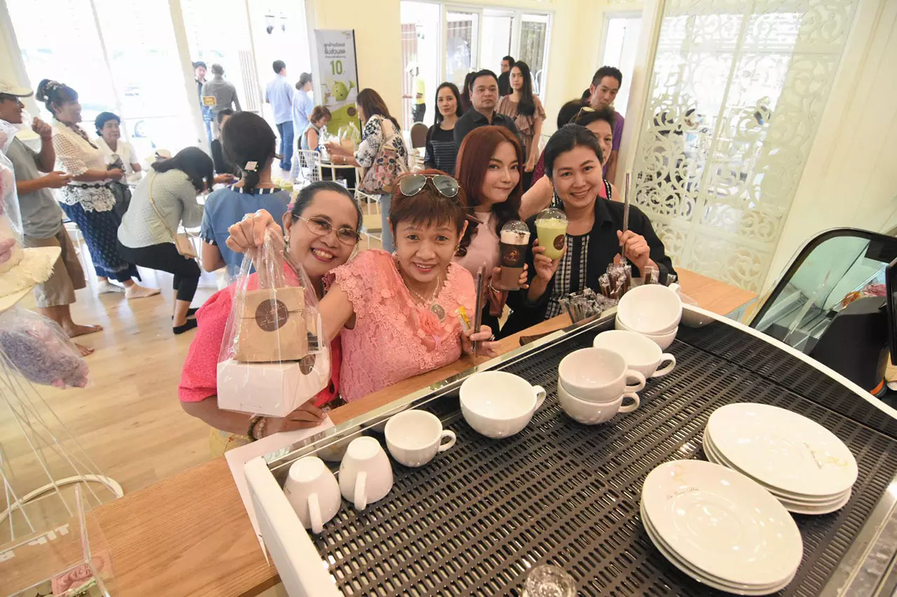 ภาพร้านกาแฟชายทุ่งของสมเด็จพระเทพฯ ประชาชนหลั่งไหลอุดหนุน 