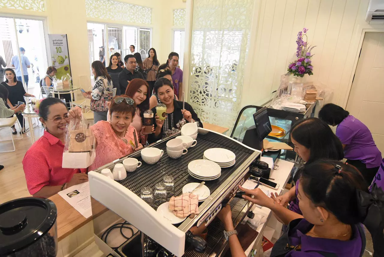ภาพร้านกาแฟชายทุ่งของสมเด็จพระเทพฯ ประชาชนหลั่งไหลอุดหนุน 