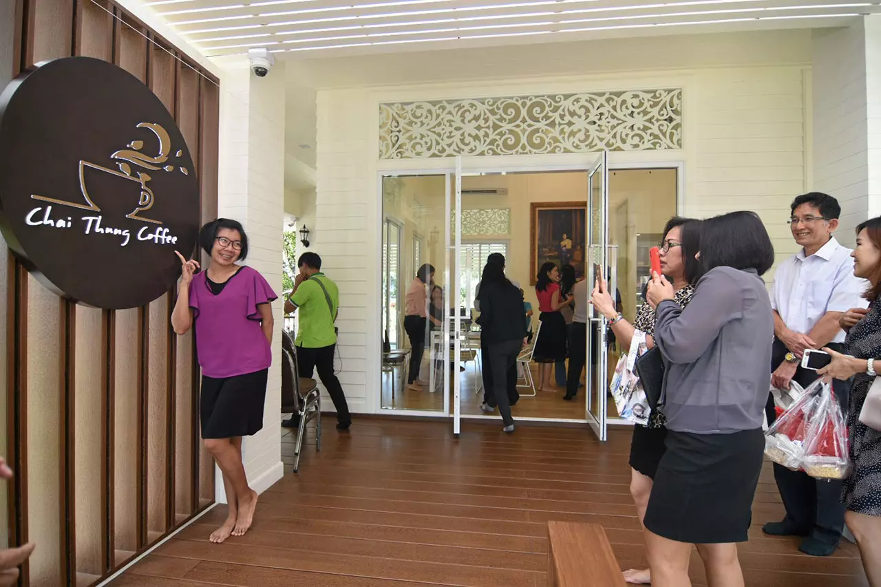 ภาพร้านกาแฟชายทุ่งของสมเด็จพระเทพฯ ประชาชนหลั่งไหลอุดหนุน 