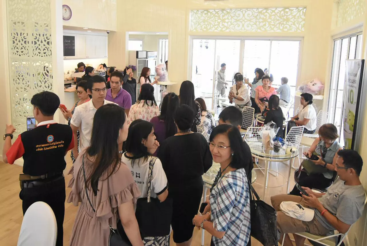 ภาพร้านกาแฟชายทุ่งของสมเด็จพระเทพฯ ประชาชนหลั่งไหลอุดหนุน 