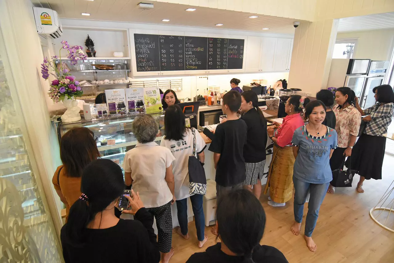 ภาพร้านกาแฟชายทุ่งของสมเด็จพระเทพฯ ประชาชนหลั่งไหลอุดหนุน 