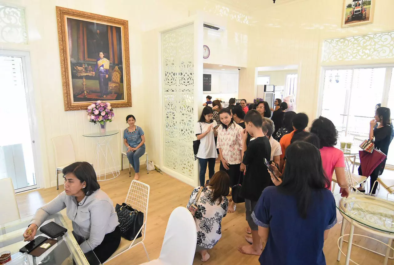 ภาพร้านกาแฟชายทุ่งของสมเด็จพระเทพฯ ประชาชนหลั่งไหลอุดหนุน 