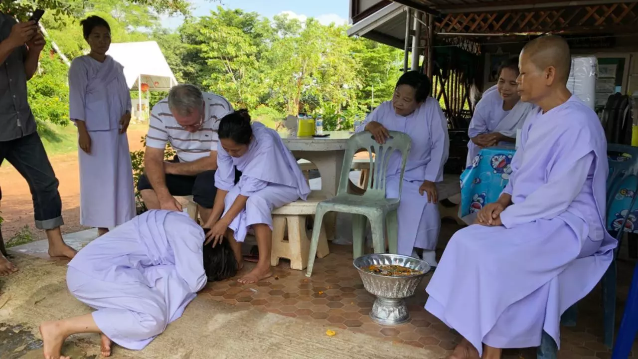 เสียใจที่ทำให้ครอบครัวเดือดร้อน! 'เอมี่ แม่มา' ขอบวชทดแทนคุณพ่อแม่