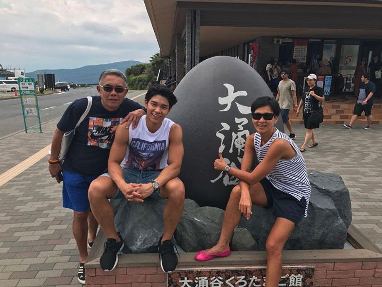 พ่อแม่ลูก ครอบครัวในวันสบายๆ