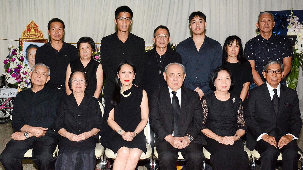 สู่สุคติ อรพรรณ วัชรพล เป็นประธานในพิธีสวดพระอภิธรรมศพ ประสพสุข นาวิกบุตร มารดา สันธาน พรทวีวัฒน์ โดยมี วีระ–กรรณิการ์ มหาสารินันทน์, สมชาย–สุมาลี กรุสวนสมบัติ, ชูพงศ์ มณีน้อย, สราลัญ วัชรพล และ สรัญวุฐิ วัชรพล มาร่วมในพิธีด้วย ที่วัดธาตุทอง วันก่อน.