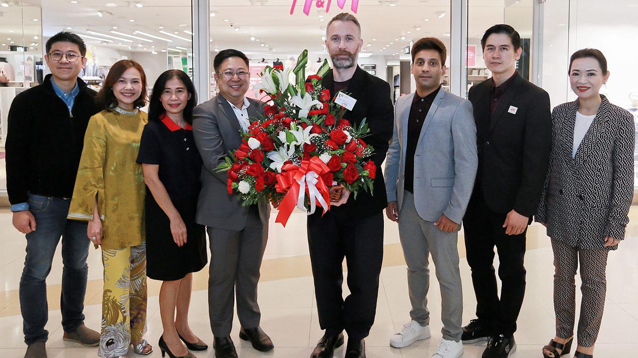 เปิดอีกสาขา ฟิลิปป์ ลาซอร์ และ สุริยา ปิ่นรัตน์ เปิดร้าน H&M แบรนด์แฟชั่นเครื่องแต่งกายระดับโลกสัญชาติสวีเดน สาขาที่ 25 โดยมี แอมซา อาเมียร์, กรชนก บุณณะ, อรอุมา ชวลิตธำรง,ชนะศักดิ์ นิยะถิรกุล และ นงลักษณ์ จิตต์เจนการ มาร่วมงานด้วย ที่เซ็นทรัลพลาซา อุดรธานี วันก่อน.