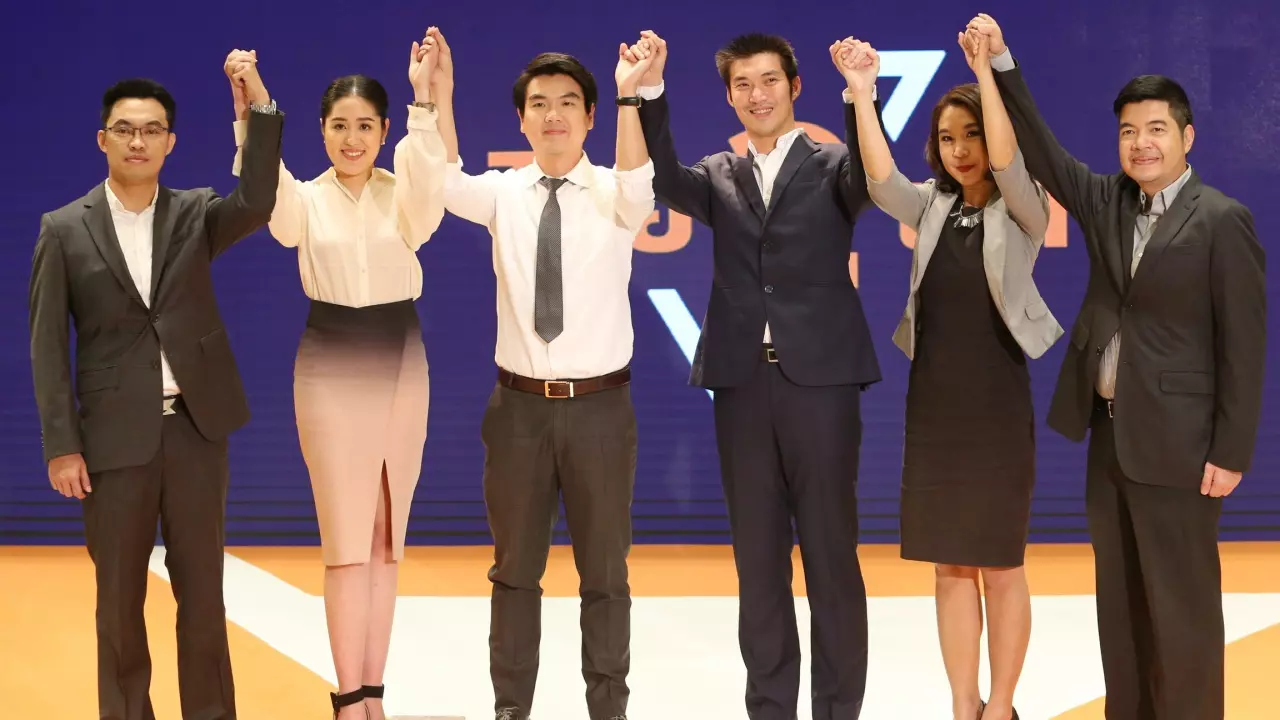 'ธนาธร' พร้อมเป็นนายกฯ ชูต้าน คสช. ฉีก รธน.60 ล้มผลพวงรัฐประหาร!