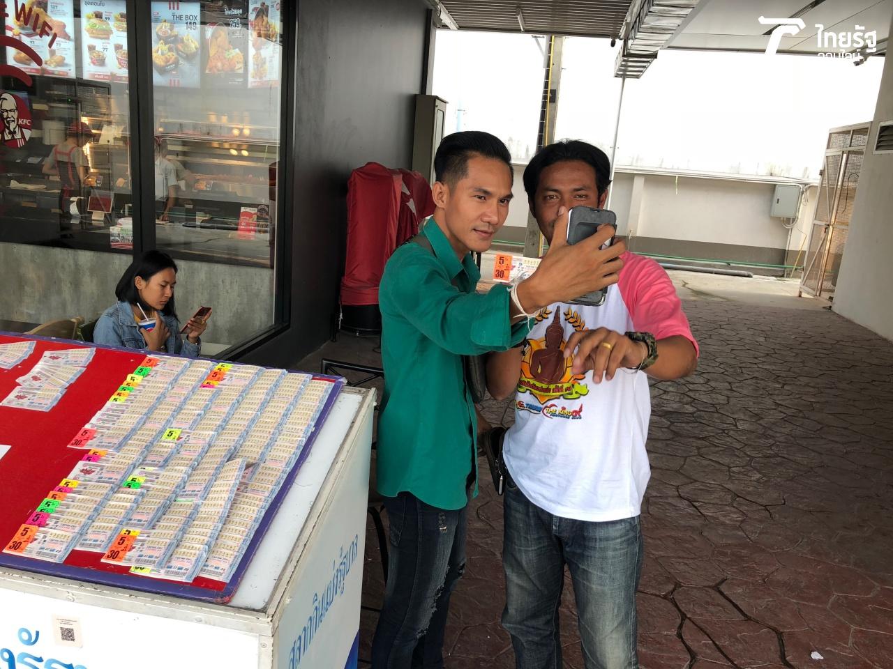 คนแห่มาซื้อไม่ขาดสาย