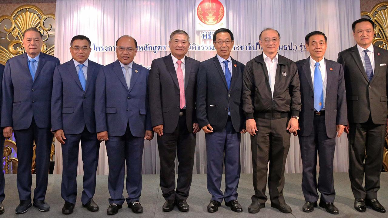 นธป.6 อนุทิน ชาญวีรกูล จัดงานเลี้ยงสังสรรค์จบหลักสูตร นธป. รุ่นที่ 6 โดยมี นุรักษ์ มาประณีต, ดร.ปรีชา ถิรกิจพงศ์, ไสลเกษ วัฒนพันธุ์, ดร.ปัญญา อุดชาชน, ดร.ทวีเกียรติ มีนะกนิษฐ และ วรวิทย์ กังศศิเทียม มาร่วมงานด้วย ที่ห้องมรกต โรงแรมดิ เอมเมอรัลด์ วันก่อน.