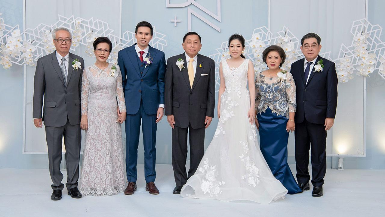 วิวาห์ชื่นมื่น ศ.อรรถนิติ ดิษฐอำนาจ องคมนตรี เป็นประธานในงานวิวาห์ระหว่าง ธนวรรณ บุตรี วิสุทธิชัย-นภาพร นราวิริยะกุล กับ ณัฐพล บุตร สุวิทย์-ลดารัตน์ วชิระประสิทธิ์ ท่ามกลางความปลื้มปีติของบรรดาผู้มาร่วมอวยพร ที่ห้องบอลรูม โรงแรมแลนด์มาร์ค วันก่อน.