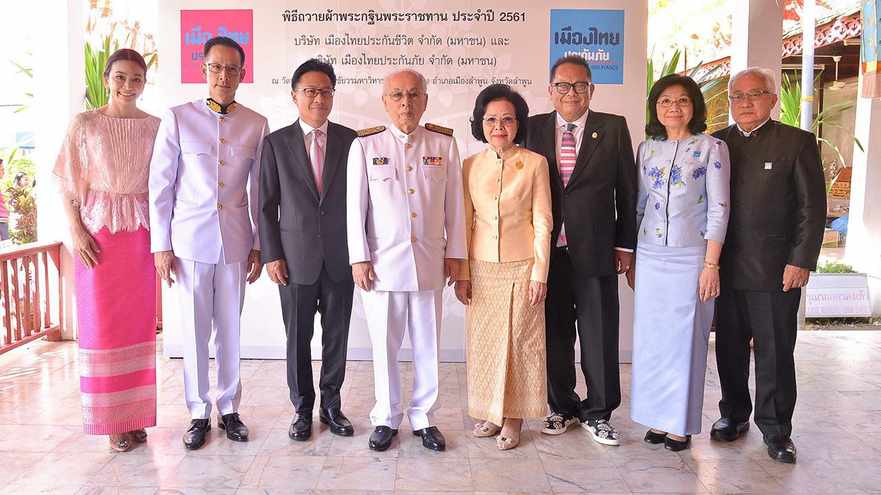 กฐินพระราชทาน โพธิพงษ์ ล่ำซำ เป็นประธานในพิธีถวายผ้าพระกฐินพระราชทาน เพื่อบูรณปฏิสังขรณ์พระอาราม โดยมี ยุพา ล่ำซำ, ภูมิชาย ล่ำซำ, สาระ-สลิน ล่ำซำ, กฤษฎา ล่ำซำ และ เผ่าทอง ทองเจือ มาร่วมในพิธีด้วย ที่วัดพระธาตุหริภุญชัยวรมหาวิหาร จ.ลำพูน วันก่อน.