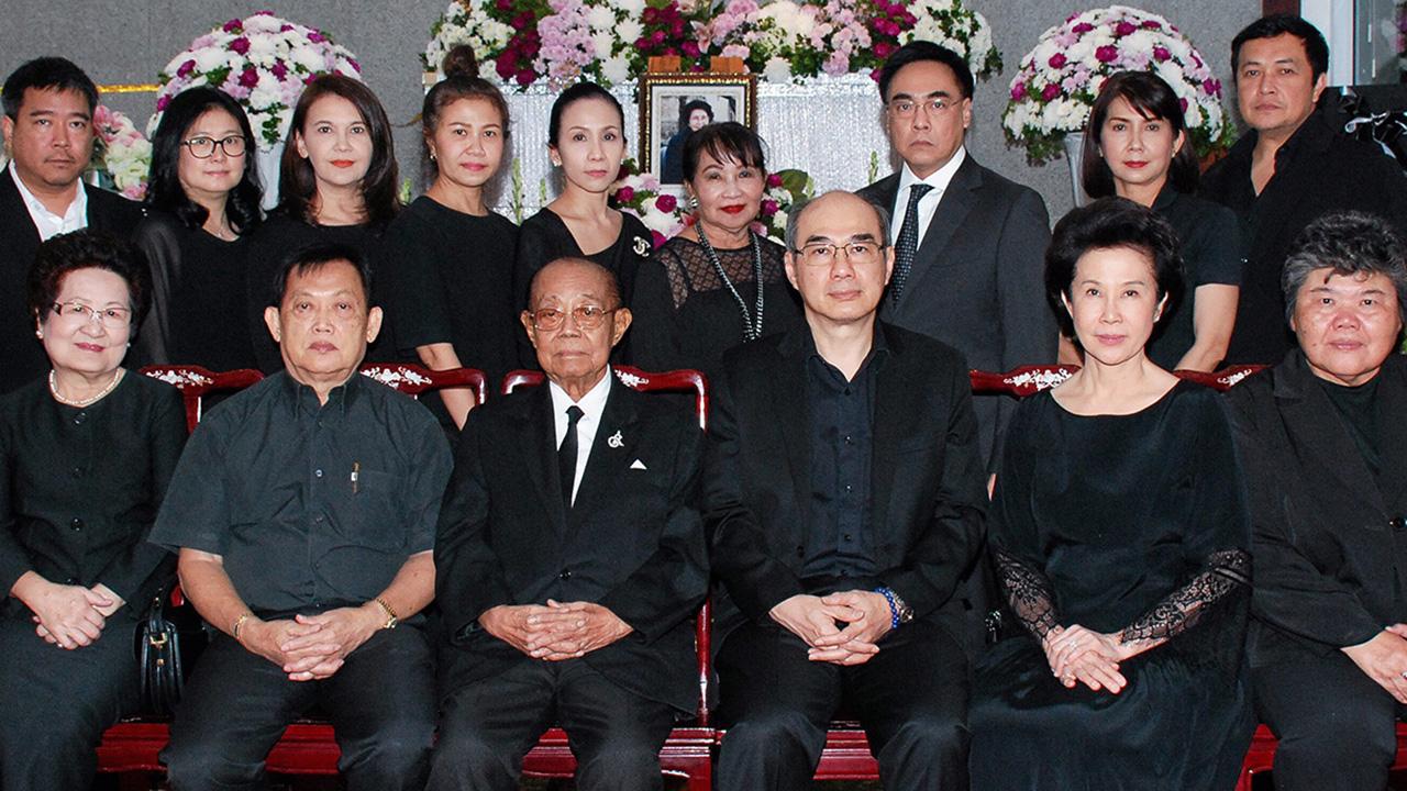 สู่สุคติ สหัส พุกกะมาน เป็นประธานในพิธีสวดพระอภิธรรมศพ สุมาลี ทิพยะวัฒน์ มารดา จรียา พุกกะมาน โดยมี พลากร สมสุวรรณ, กอบสุข จารุจินดา, ทินวัฒน์ พุกกะมาน, หทัยรัตน์ อมตวณิชย์ และ ดวงดาว จารุจินดา มาร่วมในพิธีด้วย ที่วัดมกุฏกษัตริยาราม วันก่อน.