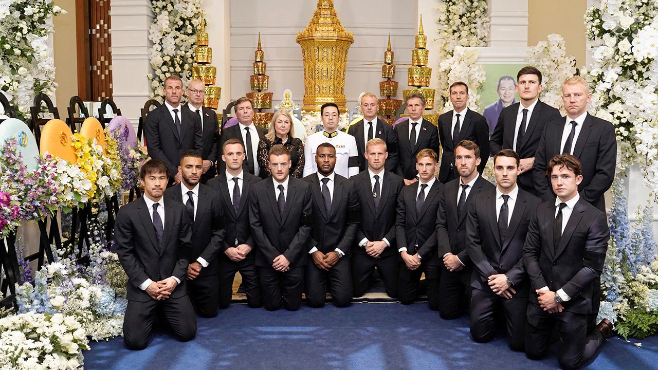 ที่สุดของชีวิต จอน รัดกิน ผอ.สโมสรเลสเตอร์ ซิตี้ พร้อมด้วยลูกทีม โคลด ปูแอล, เวส มอร์แกน, เจมี วาร์ดี, แคสเปอร์ ชไมเคิล และ แฮร์รี แม็คไกวร์ มาร่วมในพระพิธีธรรมสวดพระอภิธรรมศพ วิชัย ศรีวัฒนประภา ประธาน กก.บ.คิงเพาเวอร์ ที่วัดเทพศิรินทราวาส วันก่อน.