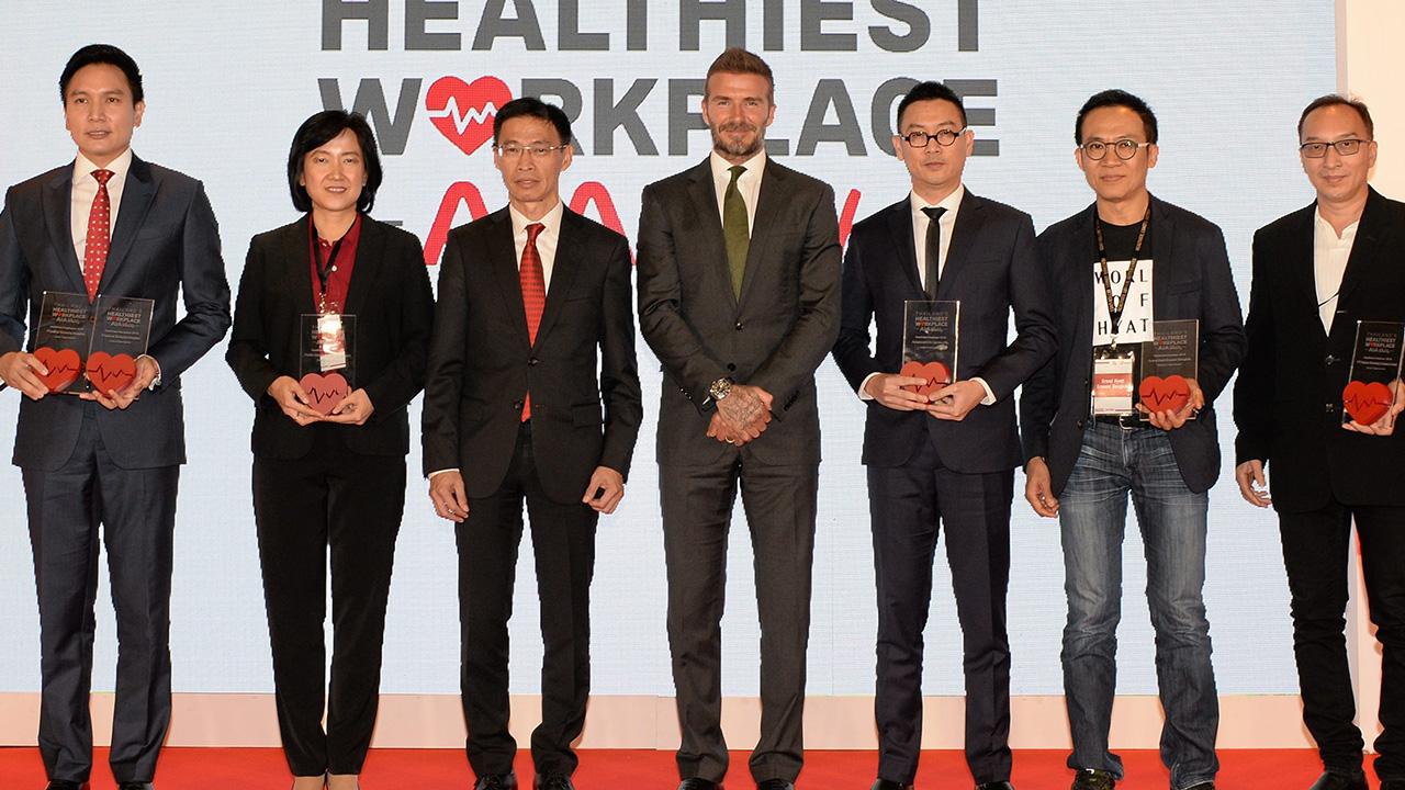 แปดสิบปี ตัน ฮาค เลห์ และ เดวิด เบคแคม มอบรางวัล “Thailand’s Healthiest Workplace by AIA Vitality” ให้แก่ องค์กรสุขภาพเป็นเลิศ เพื่อสนับสนุนให้คนไทยมีสุขภาพและชีวิตดีขึ้น ในโอกาสฉลองครบรอบ 80 ปี การดำเนินธุรกิจของเอไอเอ ที่อิมแพค เมืองทองธานี วันก่อน.