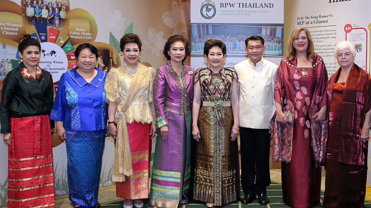 งานเลี้ยง คุณหญิงณัฐิกา วัธนเวคิน อังอุบลกุล จัดงานกาล่าดินเนอร์ ในโอกาสการประชุมระดับภูมิภาคของสหพันธ์สมาคมสตรีนักธุรกิจและวิชาชีพสากล โดยมี อภิชาติ อภิชาตบุตร, ดร.ชนม์ชนก วีรวรรณ และ ดร.ณฤดี เคียงศิริ มาร่วมงานด้วย ที่ รร.แกรนด์ ไฮแอท เอราวัณ วันก่อน.