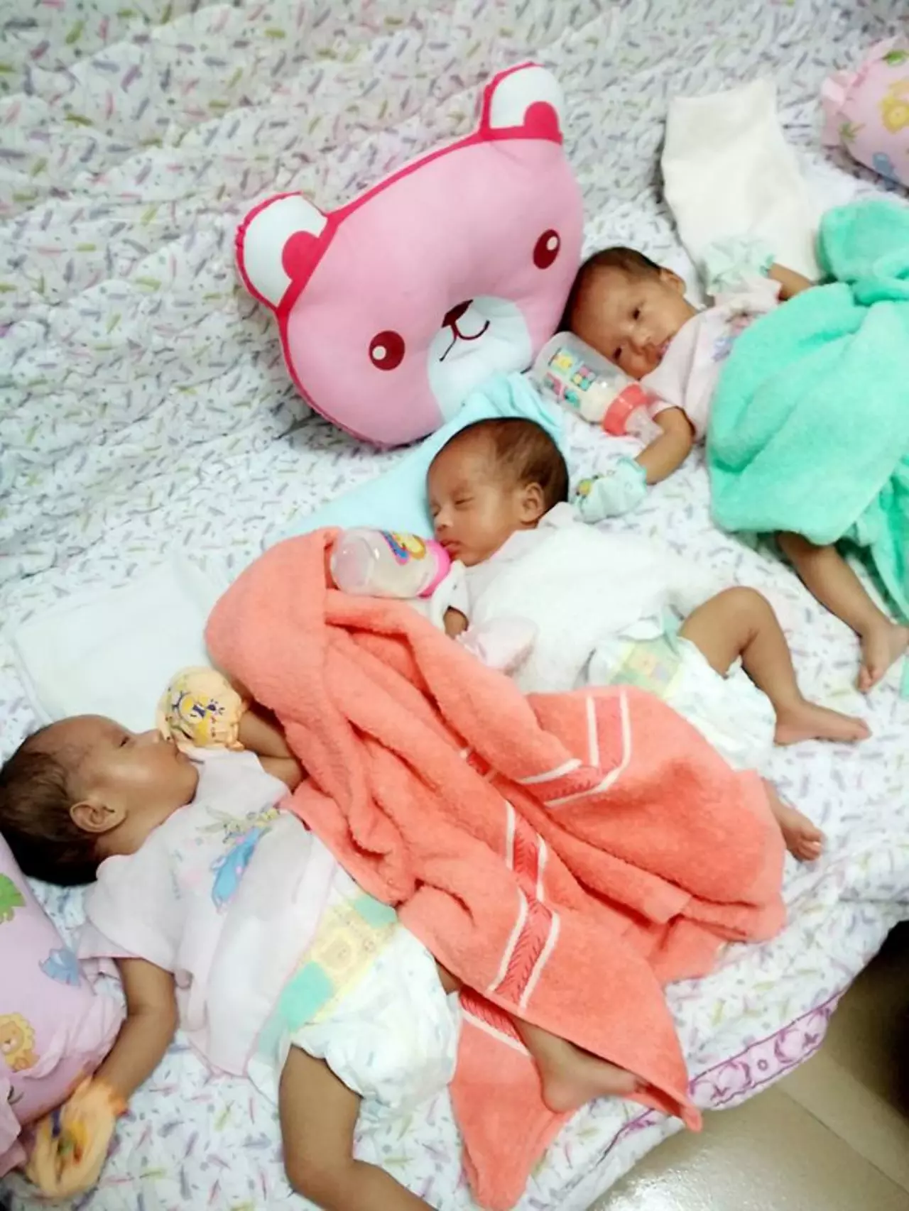แม่แฝด 3 ธรรมชาติ เล่าประสบการณ์ ลูก 2 คนหยุดหายใจหลังคลอด จับแยกยื้อชีวิต