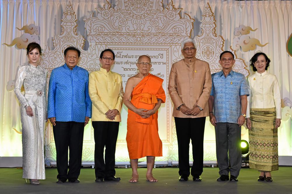 สมโภช สุวพันธุ์ ตันยุวรรธนะ รมต.สำนักนายกรัฐมนตรี เปิดงาน สมโภช 230 ปี วัดพระเชตุพน วิมลมังคลาราม ราชวรมหาวิหาร โดยมี ดุสิต เขมะศักดิ์ชัย, สุรพล เศวตเศรนี,อดิศักดิ์ เทพอาสน์ และ อุษามณี ไวทยานนท์ มาร่วมงานด้วย ที่วัดพระเชตุพนวิมลมังคลาราม วันก่อน.