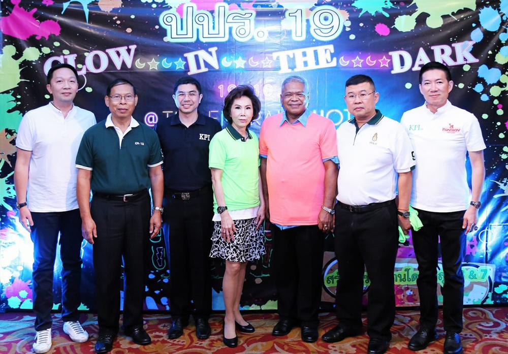รุ่น 19 ชื่นมื่น พล.ต.ท.ดำรงศักดิ์ กิตติประภัสร์ จัดงานเลี้ยงพบปะสังสรรค์ ปปร.19 Clow In The Dark เพื่อนร่วมรุ่น โดยมี ศิรัส ตามสกุล, เกษม เกษมปัญญา, ฉัตรชัย ศิริวิไล, จิตตรา กาญธนะประเสริฐ และ อนันต์ สุวรรณรัตน์ มาร่วมงานด้วย ที่โรงแรม ดิ เอมเมอรัลด์ วันก่อน.