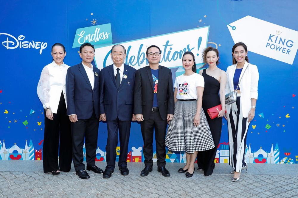 เพลิดเพลิน นิพนธ์ รักศรีอักษร และ สุภอร รัตนมงคลมาศ เปิดตัวแคมเปญ “คิง เพาเวอร์ แอนด์ ดีสนีย์ เอนด์เลส เซเลเบรชั่นส์” ฉลองครบรอบ 90 ปี มิคกี้ เม้าส์ โดยมี ธวัชชัย ทวีศรี, พิชัย พิทักษ์ชัยสุข และ โสรัส อมาตยกุล มาร่วมงานด้วย ที่คิง เพาเวอร์ รางน้ำ วันก่อน.