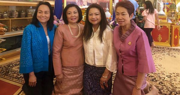 สร้างกุศล ธิดารัตน์ ชัยเรืองวิทย์ ประธานสมาคมนักธุรกิจไทยในซิดนีย์ ออสเตรเลีย เป็นประธานอัญเชิญผ้าพระกฐินพระราชทานไปทอดถวาย ที่วัดพุทธรังษี แอนเนลเดล มี ธนาวรรณ โรจนเวทย์ เลขาสมาคมฯ และเพื่อนร่วมงาน.