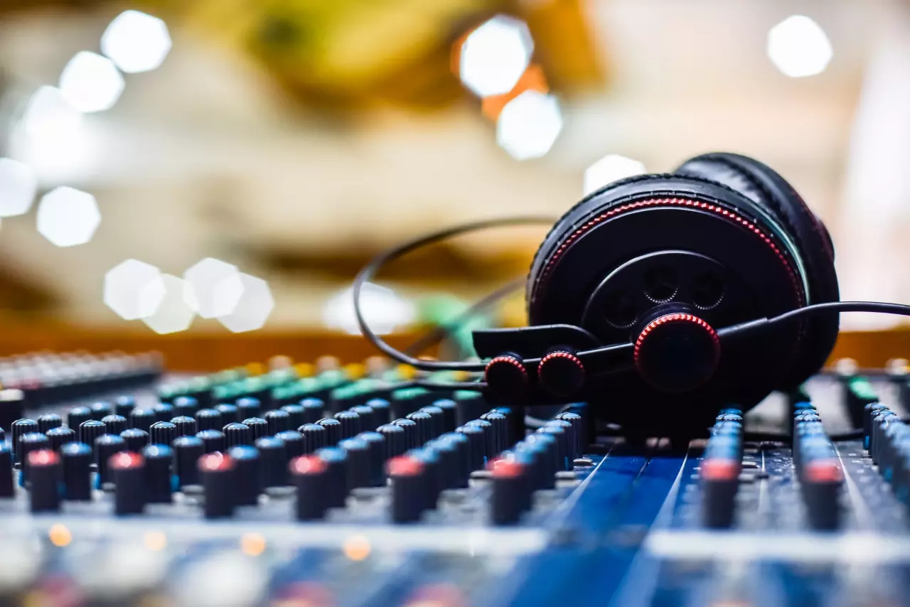 ดิจิตอลฆ่าวิทยุ? DJ ขาลง จะอยู่อย่างไร เมื่อคนฟังไม่โทรมาขอเพลง