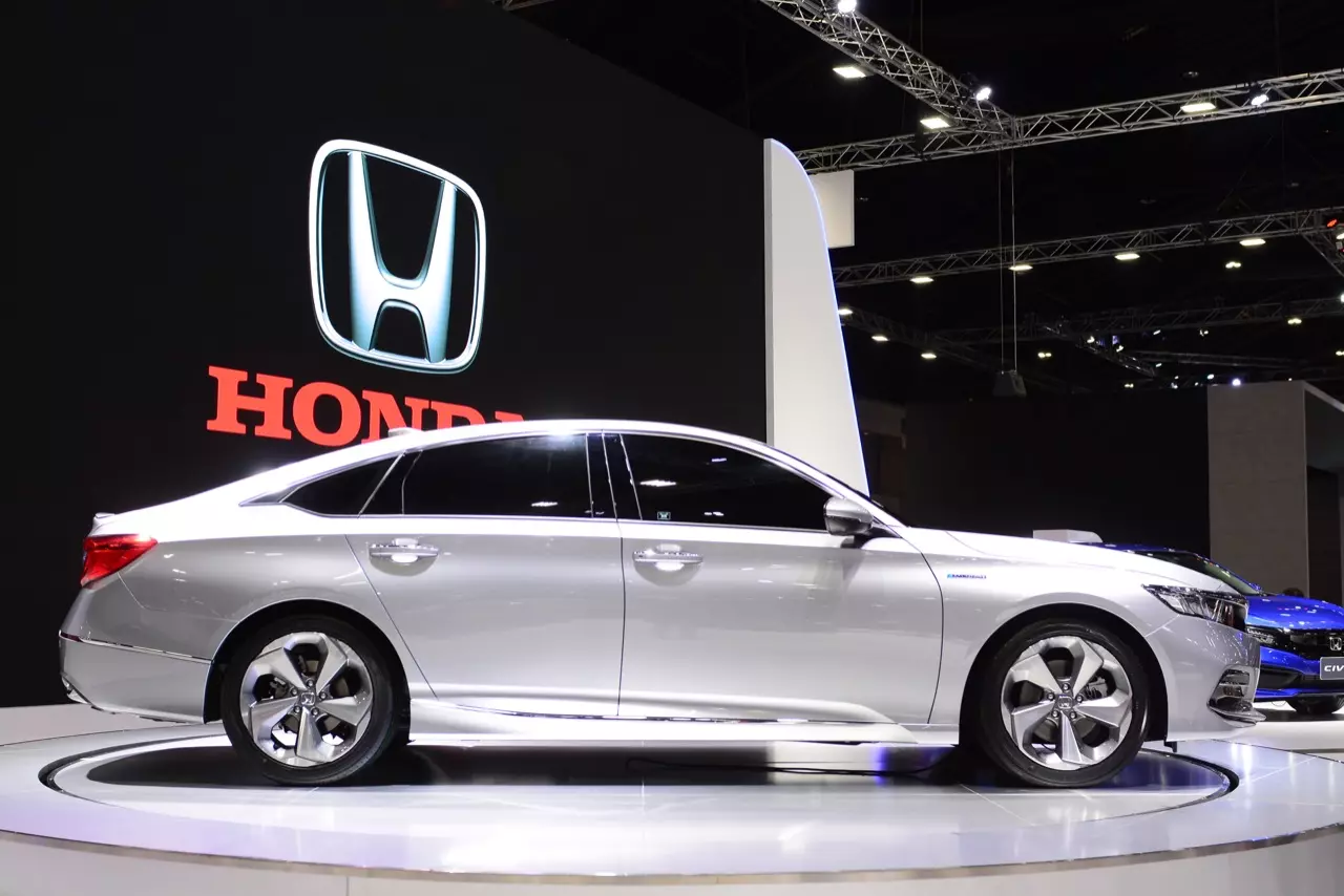 อย่างหล่อ! HONDA CIVIC รุ่นปรับโฉม 2019 ราคามาแล้ว