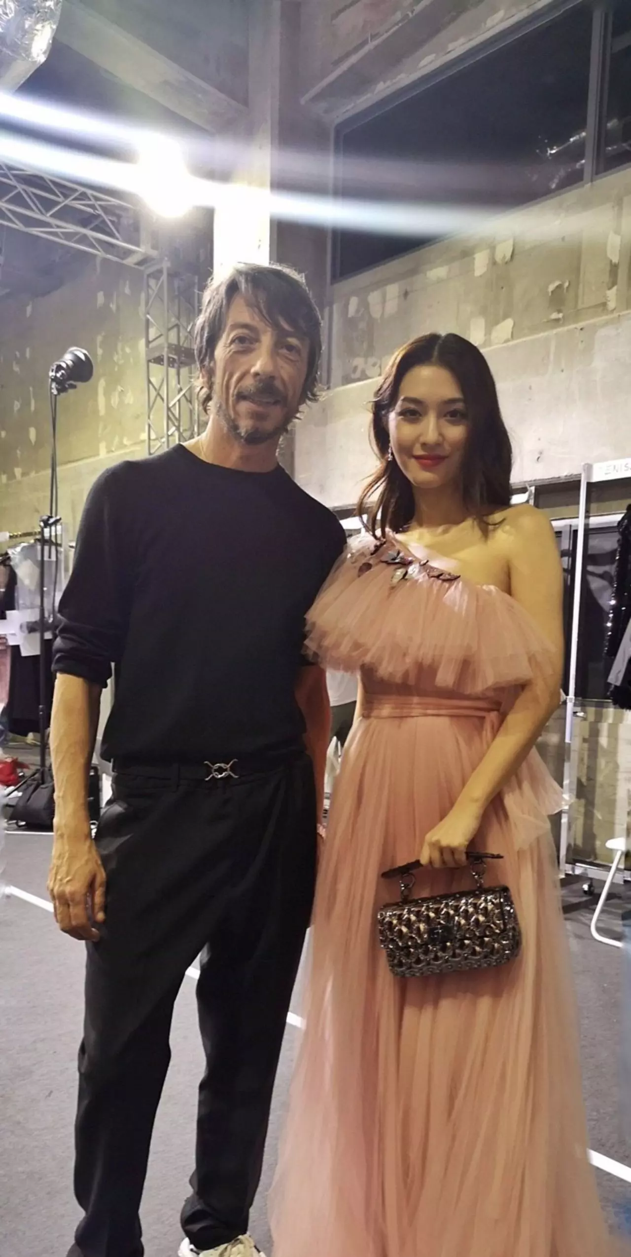 แฟชั่น "มิว นิษฐา" สุดปังถึงต่างแดน ลักชัวรี่ลุคสยบทุกสายตา