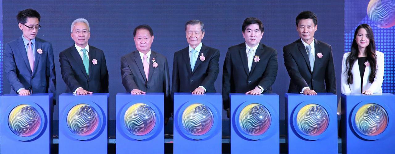 อย่าพลาด วิสุทธิ์ ศรีสุพรรณ รมช.คลัง เปิดงาน มหกรรมการเงินส่งท้ายปี ครั้งที่ 2 ให้แก่สันติ วิริยะรังสฤษฎ์ จัดถึง 2 ธ.ค. โดยมี รพี สุจริตกุล, กีรติ โกสีย์เจริญ, ไพบูลย์ นลินทรางกูร, วศิน วณิชย์วรนันต์ และ ภาคนี วิริยะรังสฤษฎ์ มาร่วมงานด้วย ที่ไบเทค บางนา วันก่อน.