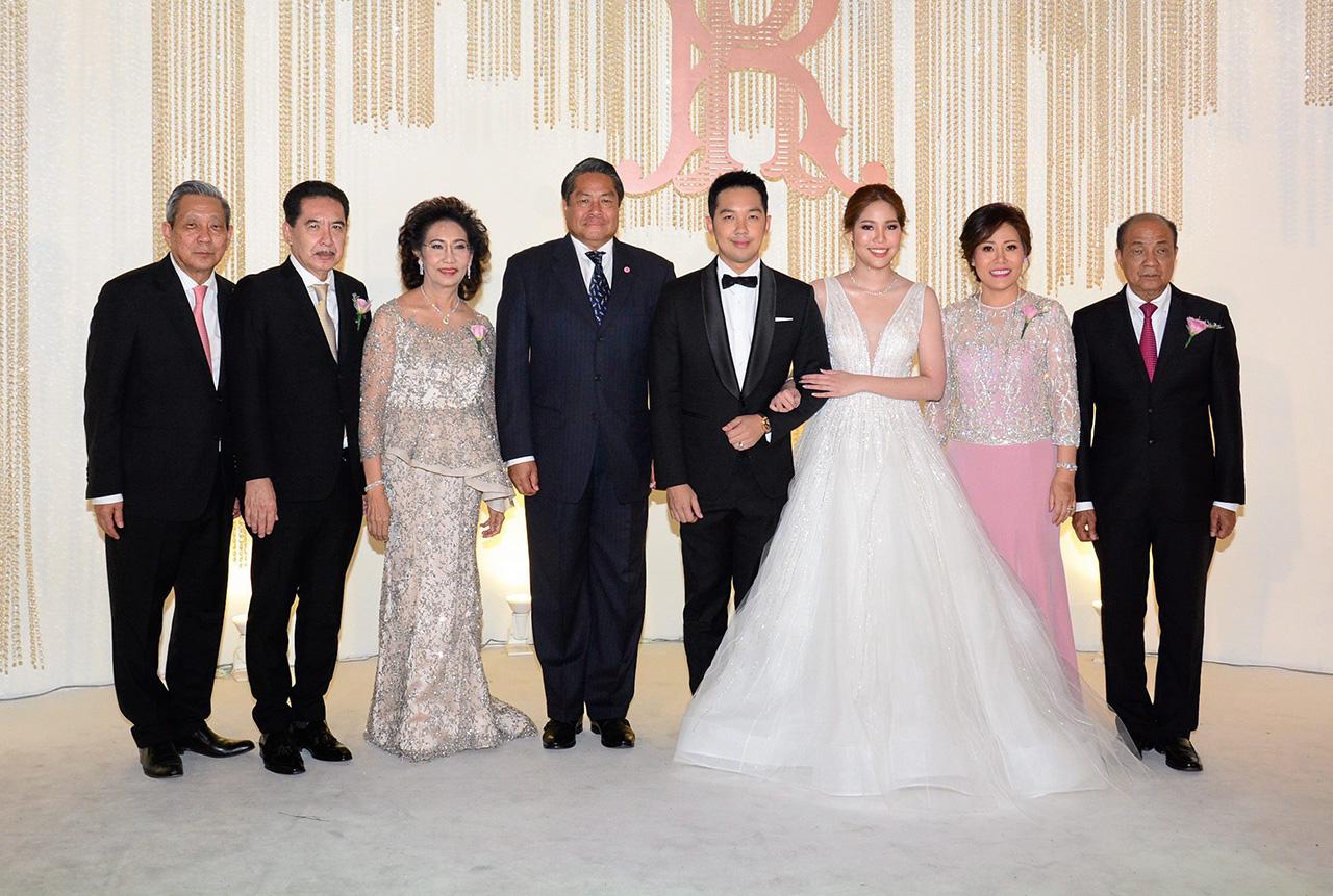 วิวาห์ชื่นมื่น พลากร สุวรรณรัฐ องคมนตรี เป็นประธานในงานวิวาห์ระหว่าง กฤตพร บุตรี พล.ต.ท.พิทักษ์-ศิริรัตน์ จารุสมบัติ กับ ดร.รัฐสภา บุตร สมบัติ-จันทนา นพเกตุ โดยมี พินิจ จารุสมบัติ มาร่วมงานด้วยความปลื้มปีติ ที่ห้องมัฆวานรังสรรค์ สโมสรทหารบก วันก่อน.