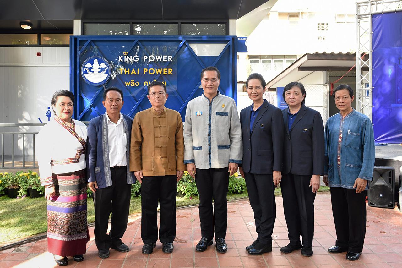 ส่งมอบ วีระศักดิ์ โควสุรัตน์ รมว.การท่องเที่ยวและกีฬา กับ เนตรชนก ทวีศรี ในนามกลุ่มบริษัท คิง เพาเวอร์ ส่งมอบห้องน้ำสาธารณะ “พลังคนไทย สุขา สุขใจ” ให้ผ่าน นิวัฒน์ งามธุระ ปลัด จ.น่าน โดยมี ณกรณ์ ศิริรัตน์พิริยะ มาร่วมในพิธีด้วย ที่สวนสาธารณะศรีเมือง จ.น่าน วันก่อน.