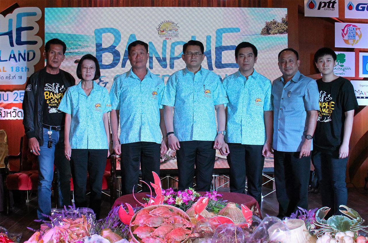 น่าเที่ยว ยุทธพล องอาจอิทธิชัย แถลงข่าวการจัดงาน เทศกาลเที่ยวทะเลหาดบ้านเพ-เกาะเสม็ด ครั้งที่ 18 ระหว่าง 6-11 ธ.ค. โดยมี ไพรัตน์ อรุณเวสสะเศรษฐ, มงคล ไตรรัตนจรัสพร และ รวินดา ยมจินดา มาร่วมงานด้วย ที่ร้านตำนานป่า รีสอร์ท ตำบลเพ อ.เมือง จ.ระยอง วันก่อน.