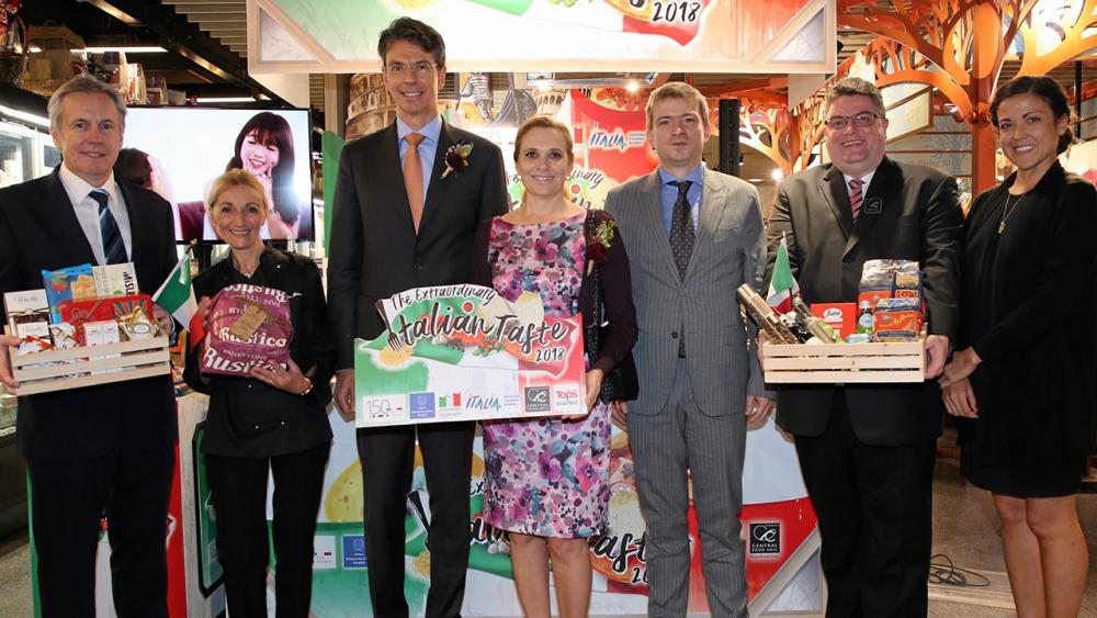 150ปี ลอเรนโซ กาเลนติ ทูตอิตาลี และ อลิสเตอร์ เทย์เลอร์ เปิดงาน “The Extraordinary Italian Taste 2018” ฉลองความสัมพันธ์ทางการทูตครบ 150 ปี ไทย-อิตาลี โดยมี นิค ไรท์ไมเออร์, อูโก้ โบนี่ และ มานูเอลา คาวัคชินี คัตตาโด มาร่วมงานด้วย ที่เซ็นทรัล ชิดลม วันก่อน.
