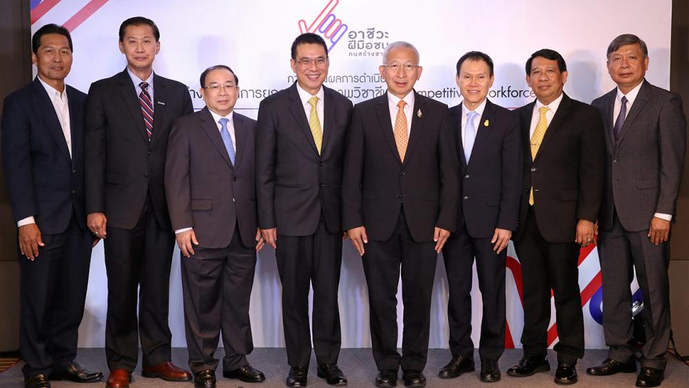 มีคุณภาพ ศ.นพ.อุดม คชินทร และ รุ่งโรจน์ รังสิโยภาส แถลงผลการดำเนินงานด้านการยกระดับคุณภาพวิชาชีพ เพื่อพัฒนากำลังคนอาชีวศึกษาให้มีทักษะเข้มข้น โดยมี ผศ.ดร.วีรสิทธิ์ สิทธิไตรย์ และ ดร.ประชาคม จันทรชิต มาร่วมงานด้วย ที่โรงแรมเซ็นทาราแกรนด์ ลาดพร้าว วันก่อน.