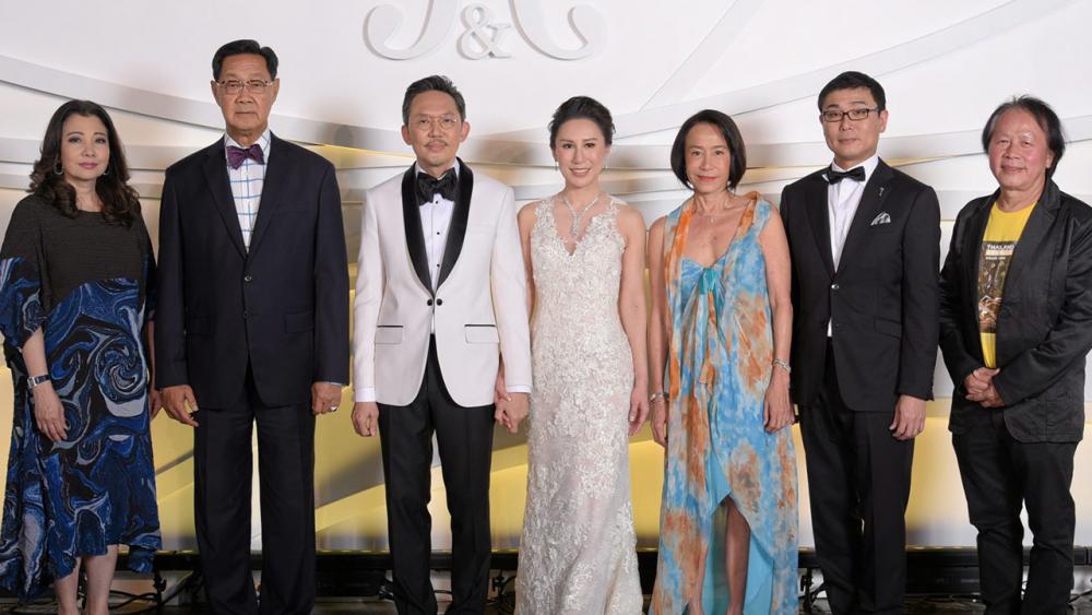วันวิวาห์ ม.ร.ว.ปรีดิยาธร เทวกุล, ศุภลักษณ์ อัมพุช, ชฎาทิพ จูตระกูล, ปัญญา วิจินธนสาร และ ทัตสึกิ นากาโอะ มาร่วมอวยพรในงานวิวาห์ระหว่าง ยุพเรศ เกษสาคร กับ เสริมคุณ คุณาวงศ์ ท่ามกลางความปลื้มปีติของบรรดาผู้มาร่วมอวยพร ที่ศูนย์ประติมากรรมกรุงเทพ วันก่อน.