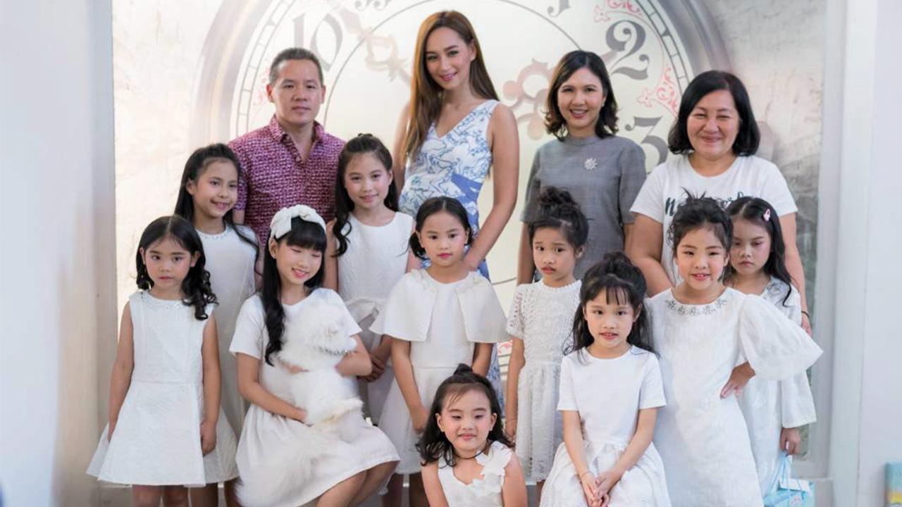 สดใส - พ.ต.อ.กรีธา ตัณคณารัตน์ รองผู้บังคับการ ตำรวจภูธรจังหวัดสิงห์บุรี และ ดร.โชติมา ชุบชูวงศ์ ผู้จัดการทั่วไปแบรนด์จิงเจอร์สแนปส์ เปิดคอลเลกชันใหม่ “ลักชัวรี วินเทอร์ คอลเลกชัน” โดยมี บี-น้ำทิพย์ จงรัชตวิบูลย์ มาร่วมงาน ที่เดอะลอฟท์ สตูดิโอ วันก่อน.