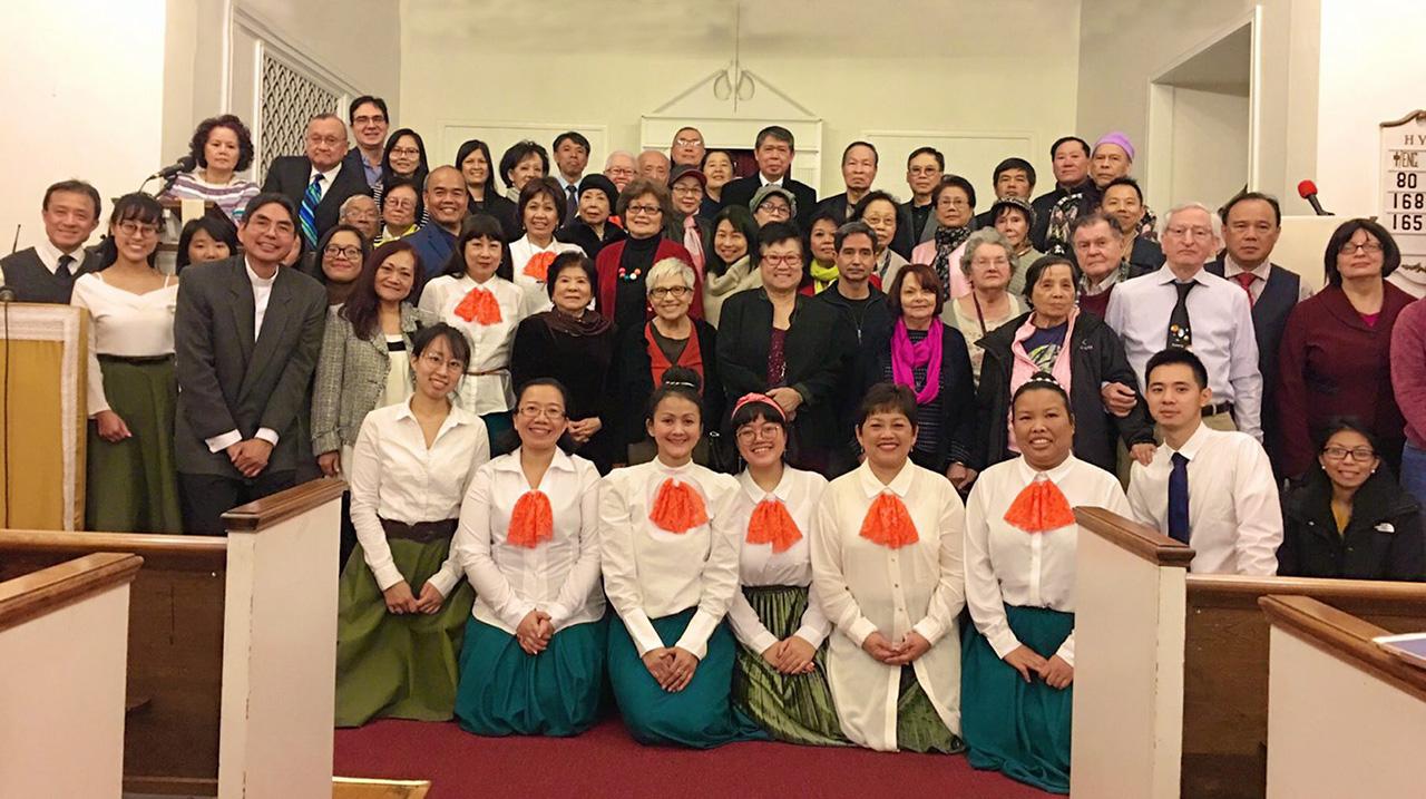 ขอบคุณพระเจ้า ศาสนาจารย์ สมบุญ เทศน์สาลี เชิญ นิพนธ์ เพ็ชรพรประภาส กสญ.ณ นครนิวยอร์ก สหรัฐฯ พร้อมภริยา และ พิสิษฐ์ จรูญศรีสวัสดิ์ นายกสมาคมธุรกิจอาหารไทยนิวยอร์ก ร่วมประกอบพิธีขอบคุณพระเจ้า ที่คริสตจักรชาวไทยนิวยอร์ก เขตยองค์เกอร์.