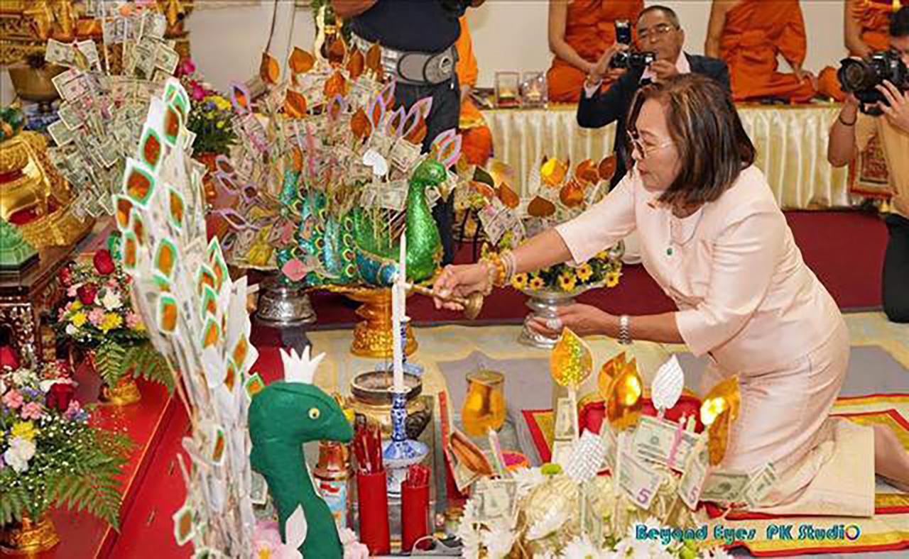 กฐินพระราชทาน กนกวรรณ รอดโฉม เป็นประธานในพิธีทอดกฐินประทาน สมเด็จพระสังฆราช สกลมหาสังฆปรินายก มี รัตนา กิตติบรรลุ เป็นประธานถวายผ้าป่าบริวารกฐิน ที่วัดพระธาตุดอยสุเทพ ยูเอสเอ.