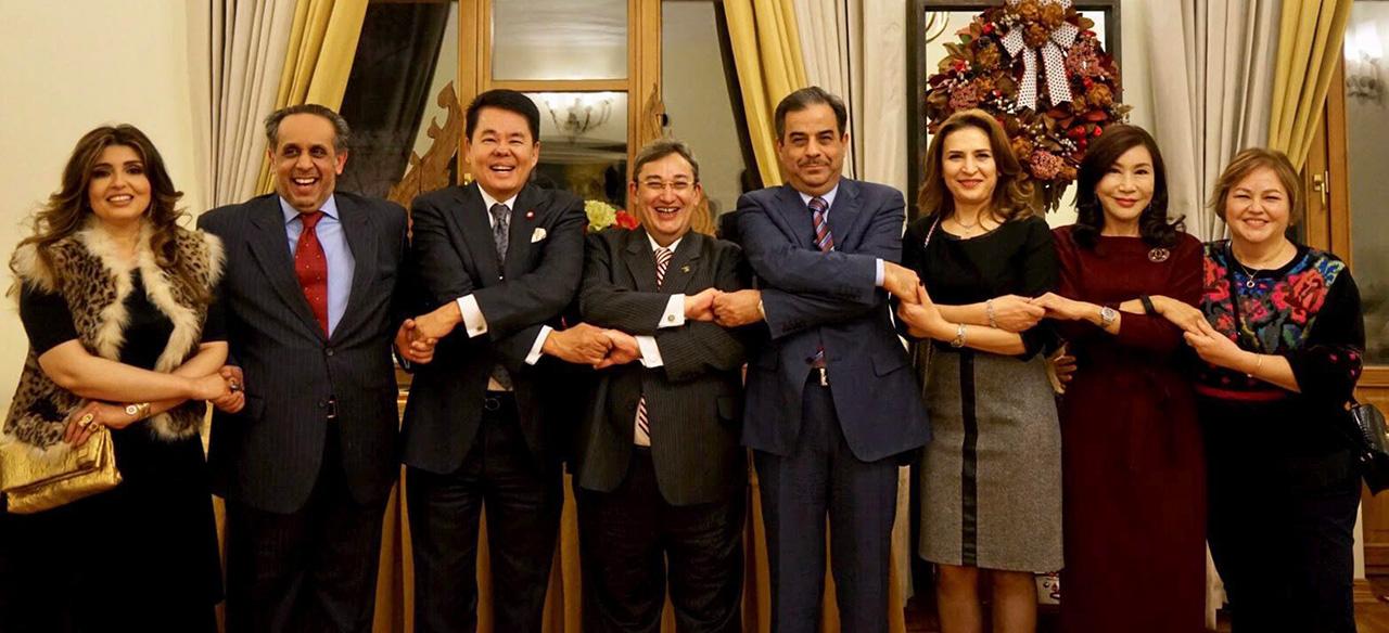 กระชับมิตร ธนาธิป อุปัติศฤงค์ ออท.ณ กรุงมอสโก รัสเซีย และ มนต์ทิพย์ ภริยา เปิดทำเนียบเลี้ยงอาหารค่ำ ดร.ราเยด คาลิดเอ.คริมลี ออท.ซาอุดีอาระเบีย ประจำรัสเซีย และภริยา.
