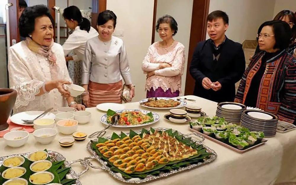 โชว์ความเป็นไทย นิธิวดี มานิตกุล กสญ.ณ นครคุนหมิง มณฑลยูนนาน จีน จัดงาน “Ladaies’Gathering Afternoon Tea” เชิญสุภาพสตรีแถวหน้าทั้งภาครัฐและสื่อมวลชน ร่วมรับประทานของว่างไทย.