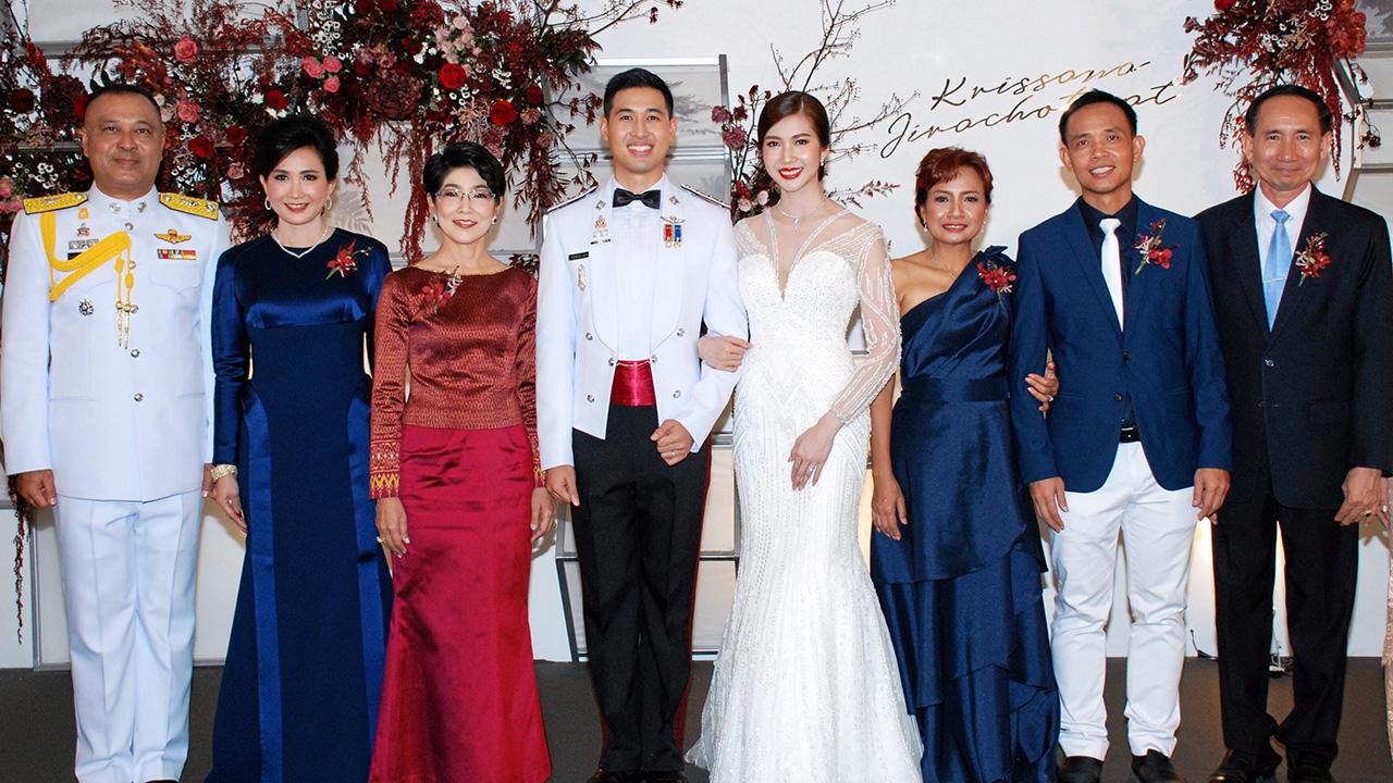 วิวาห์ชื่นมื่น ผศ.ดร.อุมา แสงคร้าม เป็นประธานในงานวิวาห์ระหว่าง ร.ต.อ.หญิง กฤษณา บุตรี พ.ต.ต.เกษม-วรรทนา วิสาปา กับ ร.ต.อ.จิรโชติวัจน์ บุตร พล.ต.ต.พงศ์อนันต์-พิมพ์วรัชญ์ คล้ายคลึง โดยมี สมบูรณ์ ศิริเวช มาร่วมอวยพรด้วย ที่สโมสรตำรวจ ค่ำวันก่อน.