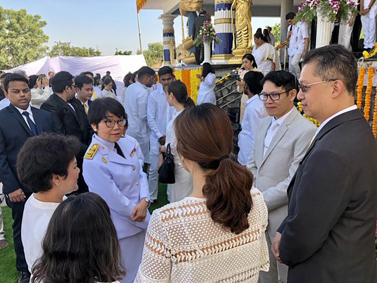 ปลัด กต.พูดคุยกับคณะข้าราชการและผู้ร่วมคณะไปทอดกฐินพระราชทาน.
