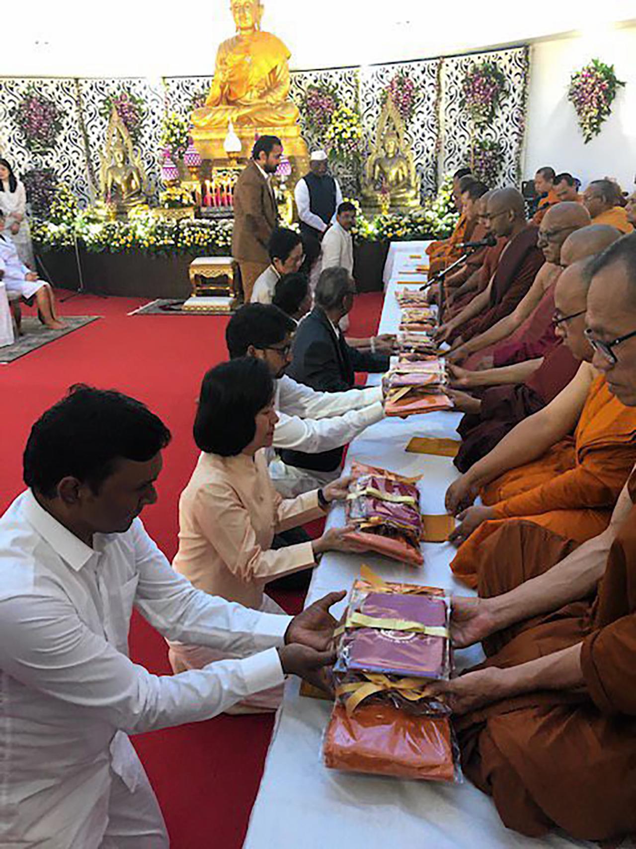 น.ส.บุษฎี สันติพิทักษ์ อธิบดีกรมสารนิเทศ ร่วมถวายผ้าไตรแด่พระภิกษุสงฆ์.