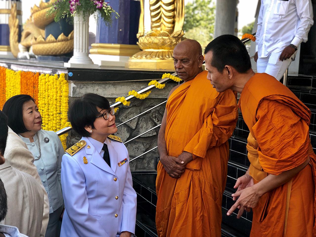 พระราชปริยัติวิธาน ประธานฝ่ายสงฆ์ พูดคุยกับ นางบุษยา มาทแล็ง ปลัด กต. และ น.ส.บุษฎี สันติพิทักษ์ อธิบดีกรมสารนิเทศ.